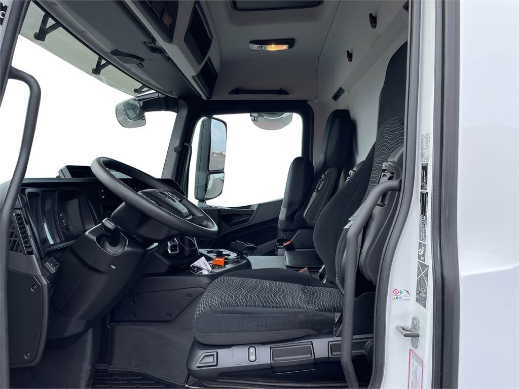 Fotografia de interior 1: Camião isotérmico Mercedes-Benz Actros 1827 4x2 8,7m KSA+PL