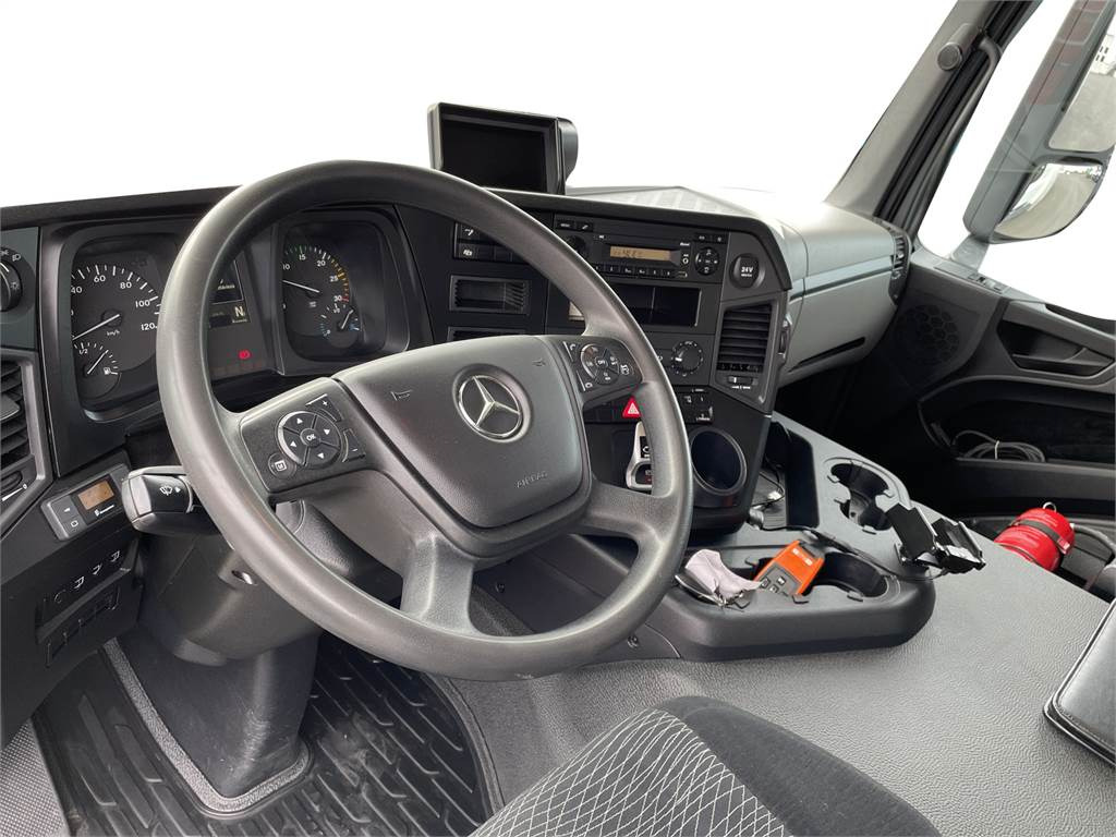 Fotografia de interior 2: Camião isotérmico Mercedes-Benz Actros 1827 4x2 8,7m KSA+PL