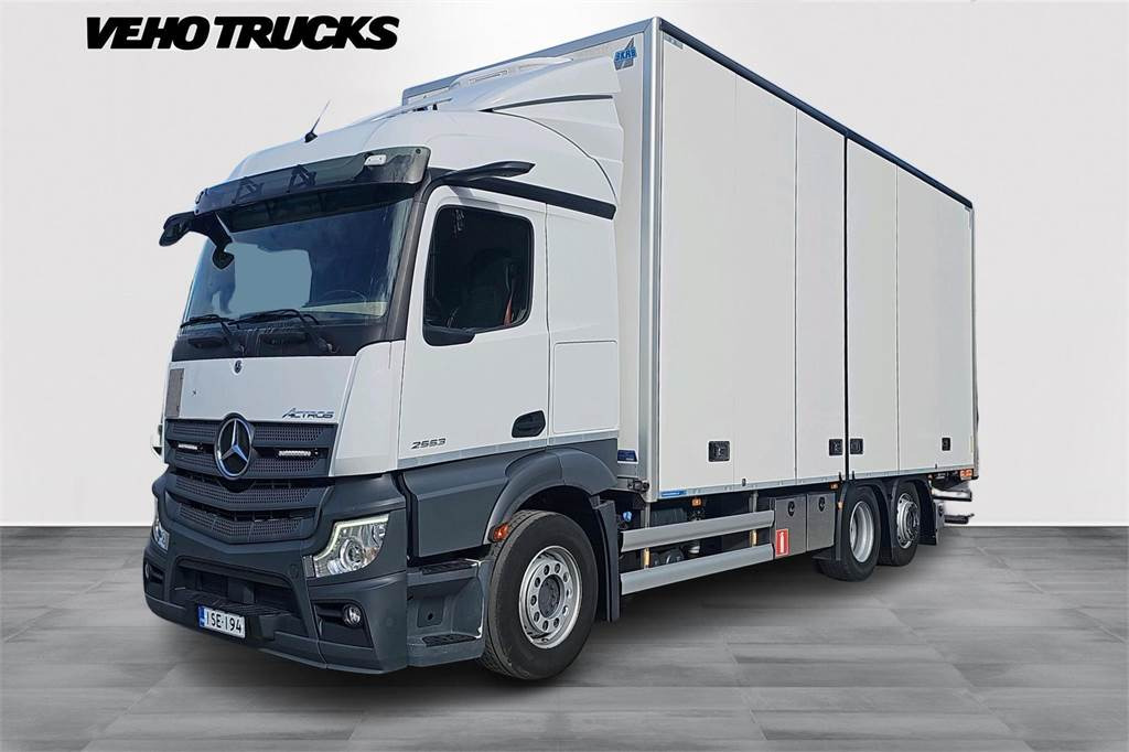 Mercedes-Benz Actros 2553L - Kokosivuaukeva - Camião furgão: foto 1 Mercedes-Benz Actros 2553L - Kokosivuaukeva - Camião furgão: foto 1