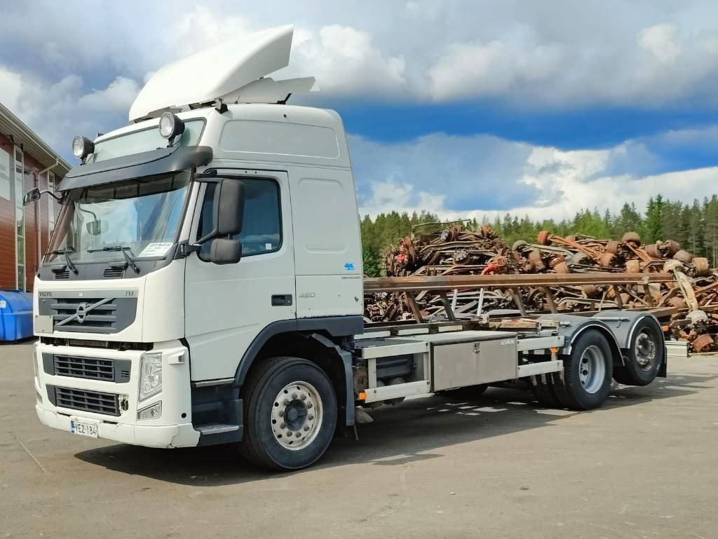 Volvo FM 13 - Camião transportador de contêineres/ Caixa móvel: foto 1 Volvo FM 13 - Camião transportador de contêineres/ Caixa móvel: foto 1