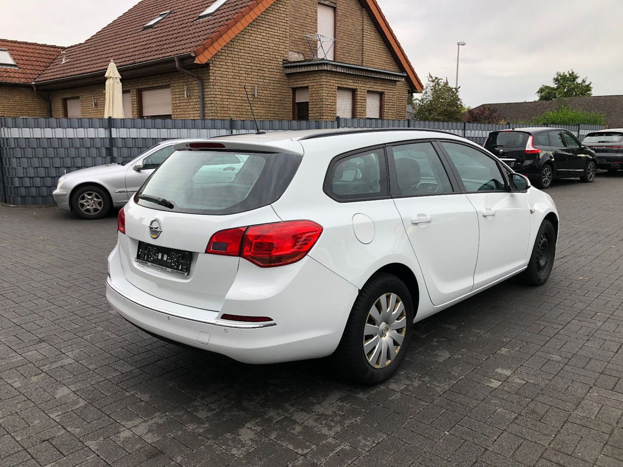 Opel Astra J 1.6 CDTi Sports Tourer Edition - Carrinha: foto 2 Opel Astra J 1.6 CDTi Sports Tourer Edition - Carrinha: foto 2