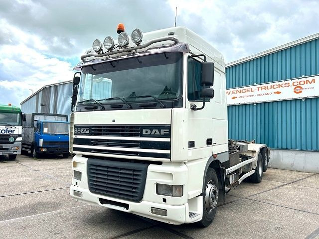 DAF 95.480 XF SPACECAB 6x2 WITH HOOK-ARM SYSTEM (EURO 3 / ZF16 MANUAL GEARBOX / ZF-INTARDER / STEEL-/AIR SUSPENSION / AIRCONDITIONIN - Camião polibenne: foto 1 DAF 95.480 XF SPACECAB 6x2 WITH HOOK-ARM SYSTEM (EURO 3 / ZF16 MANUAL GEARBOX / ZF-INTARDER / STEEL-/AIR SUSPENSION / AIRCONDITIONIN - Camião polibenne: foto 1