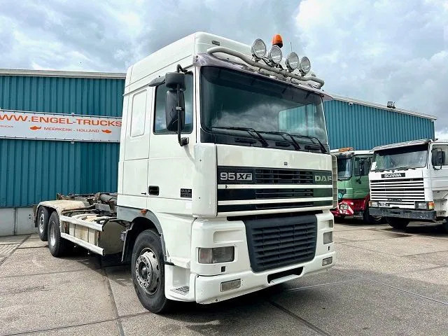 DAF 95.480 XF SPACECAB 6x2 WITH HOOK-ARM SYSTEM (EURO 3 / ZF16 MANUAL GEARBOX / ZF-INTARDER / STEEL-/AIR SUSPENSION / AIRCONDITIONIN - Camião polibenne: foto 2 DAF 95.480 XF SPACECAB 6x2 WITH HOOK-ARM SYSTEM (EURO 3 / ZF16 MANUAL GEARBOX / ZF-INTARDER / STEEL-/AIR SUSPENSION / AIRCONDITIONIN - Camião polibenne: foto 2