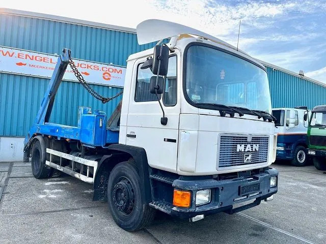 MAN F 18.232 (6 CILINDER) M90 WITH TELESCOPIC CONTAINER SYSTEM (8 GEARS MANUAL GEARBOX / EURO 1 (MECHANICAL PUMP AND INJECTORS)) - Camião multibenne: foto 2 MAN F 18.232 (6 CILINDER) M90 WITH TELESCOPIC CONTAINER SYSTEM (8 GEARS MANUAL GEARBOX / EURO 1 (MECHANICAL PUMP AND INJECTORS)) - Camião multibenne: foto 2