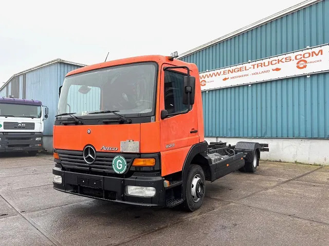Mercedes-Benz Atego 823L DAY CAB (6-CILINDER) 4x2 CHASSIS (MANUAL GEARBOX / SPER DIFFERENTIAL / 6-CILINDER ENGINE) - Camião chassi: foto 1 Mercedes-Benz Atego 823L DAY CAB (6-CILINDER) 4x2 CHASSIS (MANUAL GEARBOX / SPER DIFFERENTIAL / 6-CILINDER ENGINE) - Camião chassi: foto 1