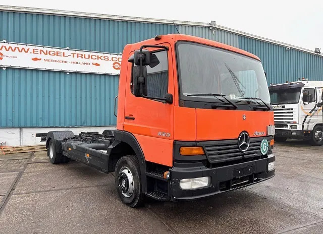 Mercedes-Benz Atego 823L DAY CAB (6-CILINDER) 4x2 CHASSIS (MANUAL GEARBOX / SPER DIFFERENTIAL / 6-CILINDER ENGINE) - Camião chassi: foto 2 Mercedes-Benz Atego 823L DAY CAB (6-CILINDER) 4x2 CHASSIS (MANUAL GEARBOX / SPER DIFFERENTIAL / 6-CILINDER ENGINE) - Camião chassi: foto 2