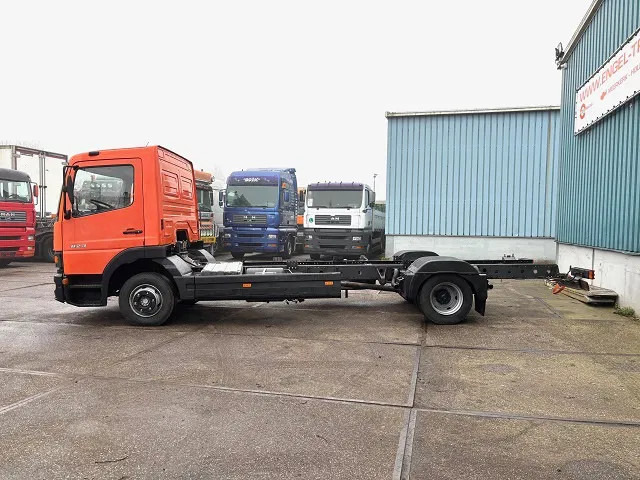 Mercedes-Benz Atego 823L DAY CAB (6-CILINDER) 4x2 CHASSIS (MANUAL GEARBOX / SPER DIFFERENTIAL / 6-CILINDER ENGINE) - Camião chassi: foto 5 Mercedes-Benz Atego 823L DAY CAB (6-CILINDER) 4x2 CHASSIS (MANUAL GEARBOX / SPER DIFFERENTIAL / 6-CILINDER ENGINE) - Camião chassi: foto 5