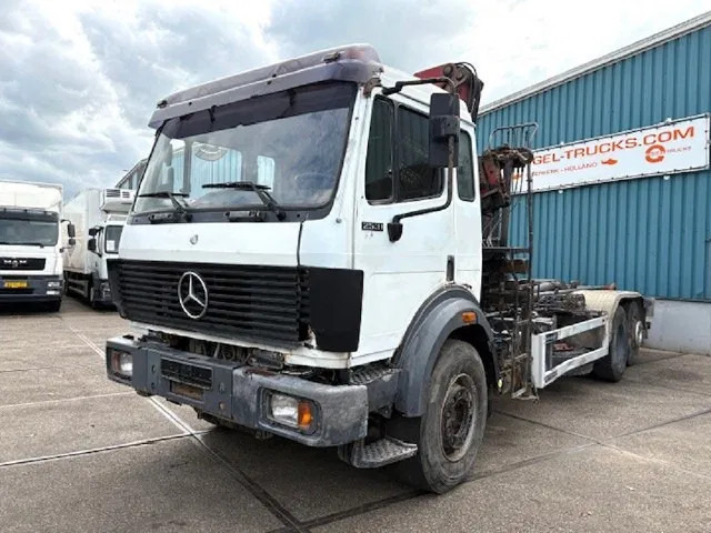 Mercedes-Benz SK 2527 6x2 HOOK-ARM SYSTEM WITH HMF CRANE (V6 ENGINE / ZF MANUAL GEARBOX / REDUCTION AXLE / STEEL SUSPENSION / P.T.O.) - Camião polibenne, Camião grua: foto 1 Mercedes-Benz SK 2527 6x2 HOOK-ARM SYSTEM WITH HMF CRANE (V6 ENGINE / ZF MANUAL GEARBOX / REDUCTION AXLE / STEEL SUSPENSION / P.T.O.) - Camião polibenne, Camião grua: foto 1