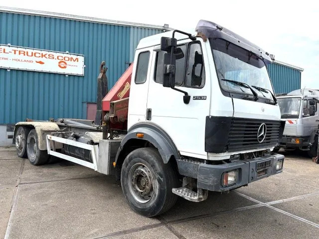 Mercedes-Benz SK 2527 6x2 HOOK-ARM SYSTEM WITH HMF CRANE (V6 ENGINE / ZF MANUAL GEARBOX / REDUCTION AXLE / STEEL SUSPENSION / P.T.O.) - Camião polibenne, Camião grua: foto 2 Mercedes-Benz SK 2527 6x2 HOOK-ARM SYSTEM WITH HMF CRANE (V6 ENGINE / ZF MANUAL GEARBOX / REDUCTION AXLE / STEEL SUSPENSION / P.T.O.) - Camião polibenne, Camião grua: foto 2
