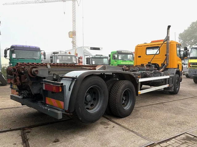 Scania P114-340 6x2 WITH MULTILIFT CONTAINERSYSTEM ONLY 80.500 KM!! ORIGINAL (10 TIRES / FULL STEEL SUSPENSION / 12 GEARS MANUAL GEARBO - Camião transportador de contêineres/ Caixa móvel: foto 3 Scania P114-340 6x2 WITH MULTILIFT CONTAINERSYSTEM ONLY 80.500 KM!! ORIGINAL (10 TIRES / FULL STEEL SUSPENSION / 12 GEARS MANUAL GEARBO - Camião transportador de contêineres/ Caixa móvel: foto 3