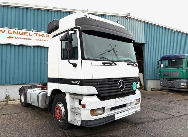 Mercedes-Benz Actros 1843 LS (MP1) (EPS WITH CLUTCH (3 PEDALS) / AIRCONDITIONING / SUNVISOR / ETC.) - Tractor: foto 2 Mercedes-Benz Actros 1843 LS (MP1) (EPS WITH CLUTCH (3 PEDALS) / AIRCONDITIONING / SUNVISOR / ETC.) - Tractor: foto 2