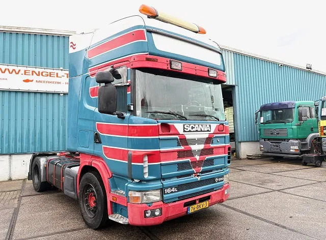 Scania R164-580 V8 TOPLINE COLLECTORS ITEM!! / APK 10-2026!! (12+2 MANUAL GEARBOX / RETARDER / AIRCONDITIONING / 2x TANK / ETC.) - Tractor: foto 2 Scania R164-580 V8 TOPLINE COLLECTORS ITEM!! / APK 10-2026!! (12+2 MANUAL GEARBOX / RETARDER / AIRCONDITIONING / 2x TANK / ETC.) - Tractor: foto 2
