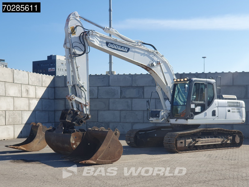 Doosan DX225 LC-3 3 BUCKETS - Escavadora de rastos: foto 2 Doosan DX225 LC-3 3 BUCKETS - Escavadora de rastos: foto 2