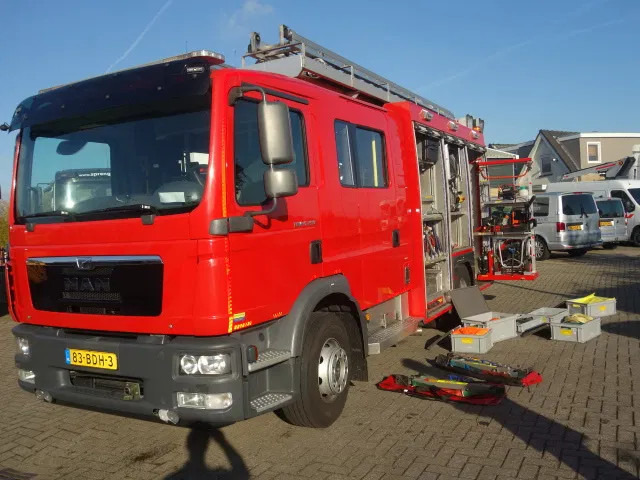 MAN TGM 15.250 FIRE TRUCK,2000 LITER TANK, FOAM TANK, AIRCO,WITH EQUIPMENT - Carro de bombeiro: foto 1 MAN TGM 15.250 FIRE TRUCK,2000 LITER TANK, FOAM TANK, AIRCO,WITH EQUIPMENT - Carro de bombeiro: foto 1
