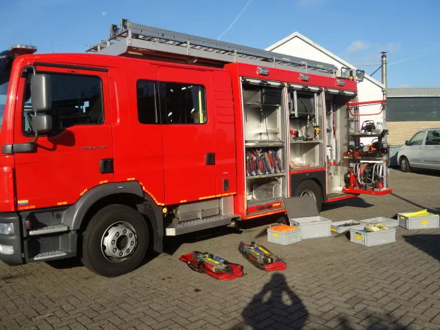 MAN TGM 15.250 FIRE TRUCK,2000 LITER TANK, FOAM TANK, AIRCO,WITH EQUIPMENT - Carro de bombeiro: foto 2 MAN TGM 15.250 FIRE TRUCK,2000 LITER TANK, FOAM TANK, AIRCO,WITH EQUIPMENT - Carro de bombeiro: foto 2