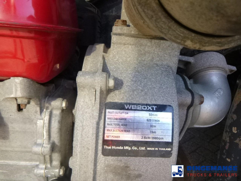 Caminhão limpa fossa Mercedes-Benz Axor 3236 8x4 RHD vacuum tank: foto 8 Caminhão limpa fossa Mercedes-Benz Axor 3236 8x4 RHD vacuum tank: foto 8