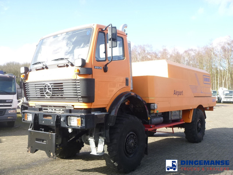 Mercedes-Benz SK 2031 4x4x4 Schmidt CJS9 airport sweeper snow plough - Veículo limpa-neves: foto 4 Mercedes-Benz SK 2031 4x4x4 Schmidt CJS9 airport sweeper snow plough - Veículo limpa-neves: foto 4