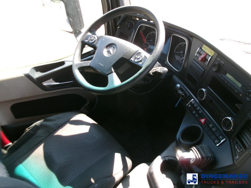 Fotografia de interior 2: Tractor Mercedes-Benz Actros 1843 4x2 Euro 6 / ADR + PTO