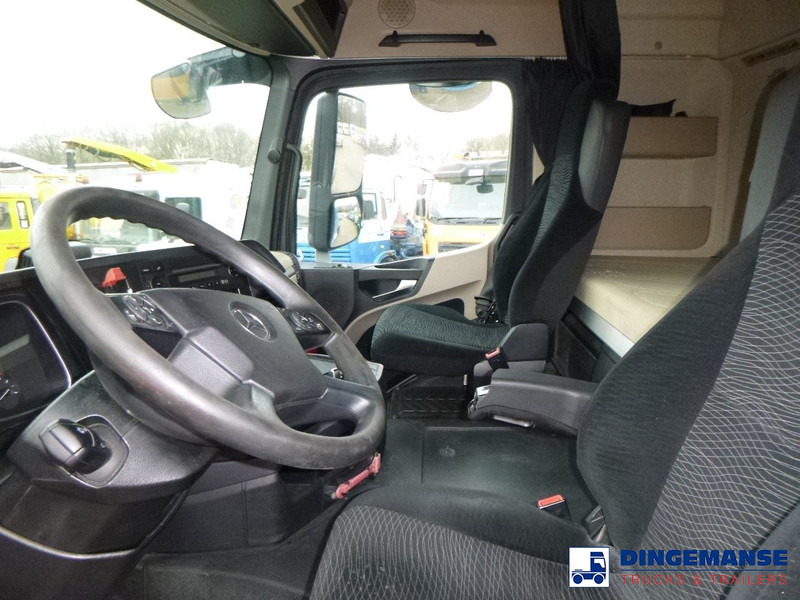 Fotografia de interior 1: Tractor Mercedes-Benz Actros 1843 4x2 Euro 6 + PTO + ADR