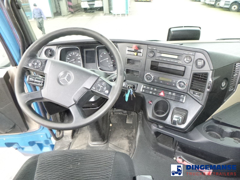 Fotografia de interior 2: Tractor Mercedes-Benz Actros 1843 4x2 Euro 6 + PTO + ADR
