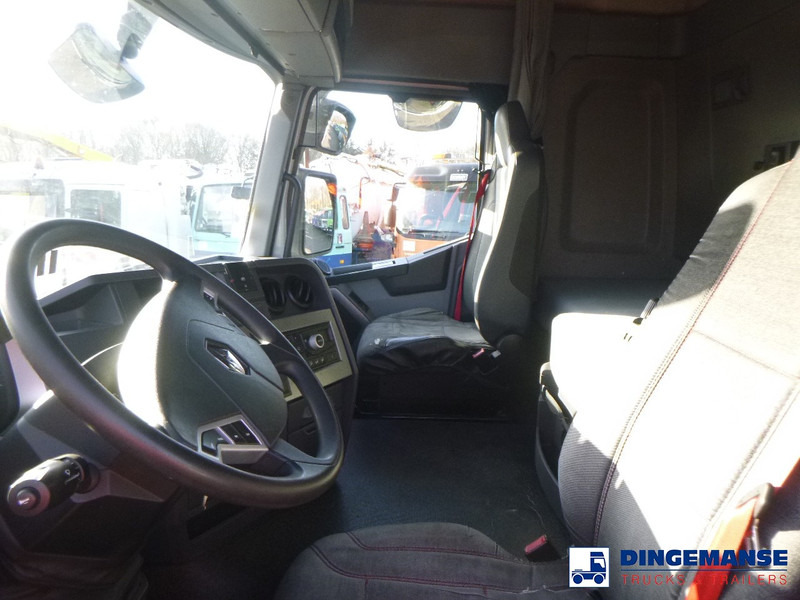 Fotografia de interior 1: Tractor Renault T 460 4x2 Euro 6 + ADR
