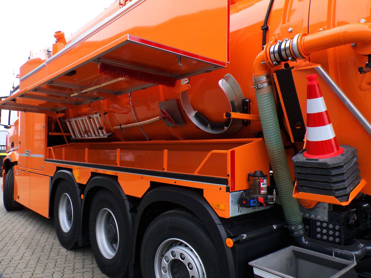 Mercedes-Benz Arocs 3551 8x4 Müller 16mCanalmaster F160EWA WRG - Caminhão limpa fossa: foto 5 Mercedes-Benz Arocs 3551 8x4 Müller 16mCanalmaster F160EWA WRG - Caminhão limpa fossa: foto 5