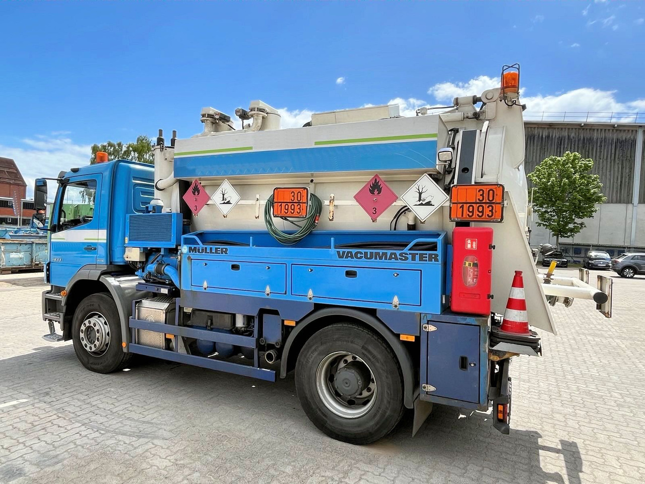 Mercedes-Benz Axor 1833 Müller 9,5m³ Saug u.Druck+HD-Spül +ADR - Caminhão limpa fossa: foto 2 Mercedes-Benz Axor 1833 Müller 9,5m³ Saug u.Druck+HD-Spül +ADR - Caminhão limpa fossa: foto 2