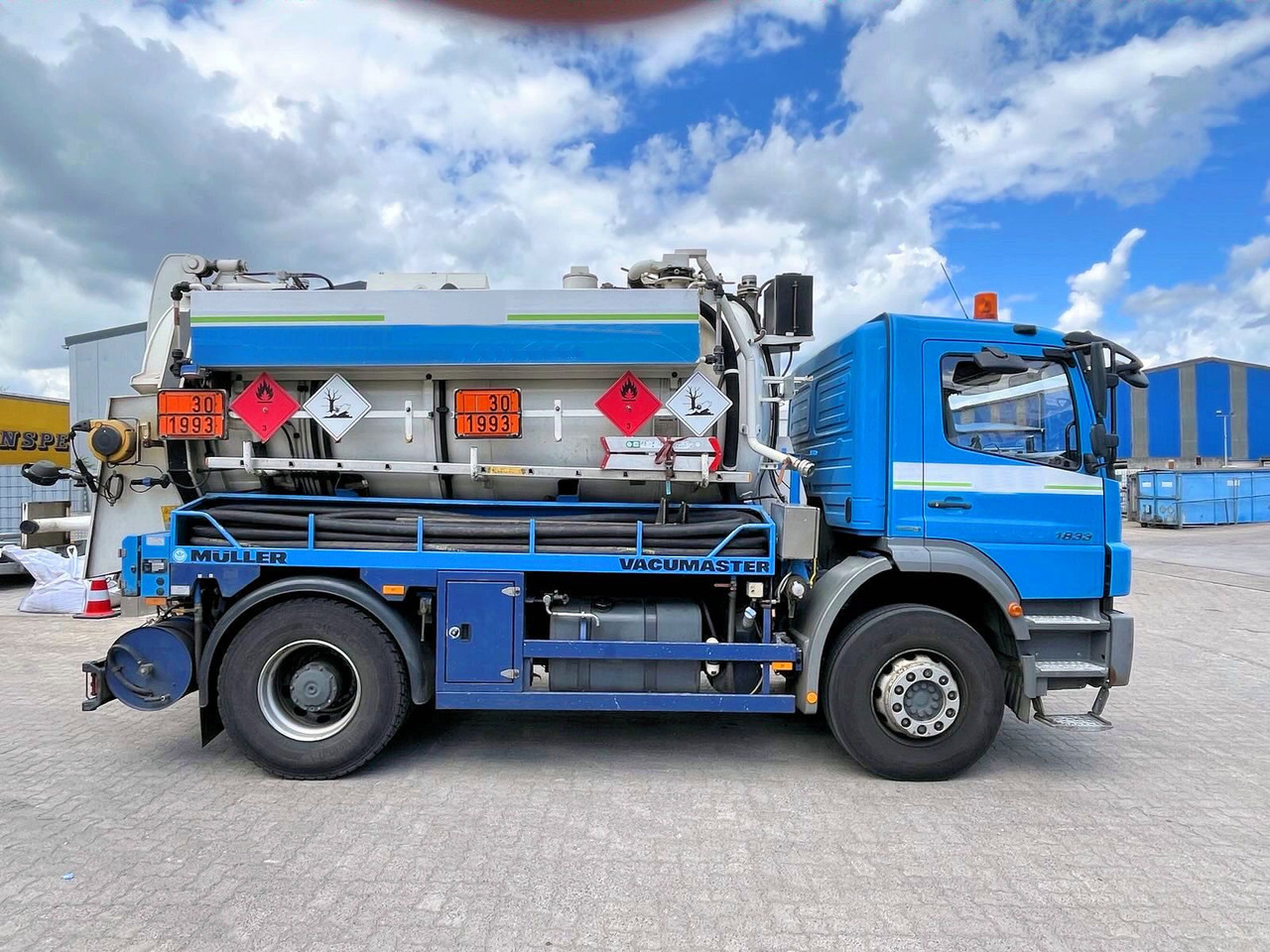 Mercedes-Benz Axor 1833 Müller 9,5m³ Saug u.Druck+HD-Spül +ADR - Caminhão limpa fossa: foto 1 Mercedes-Benz Axor 1833 Müller 9,5m³ Saug u.Druck+HD-Spül +ADR - Caminhão limpa fossa: foto 1
