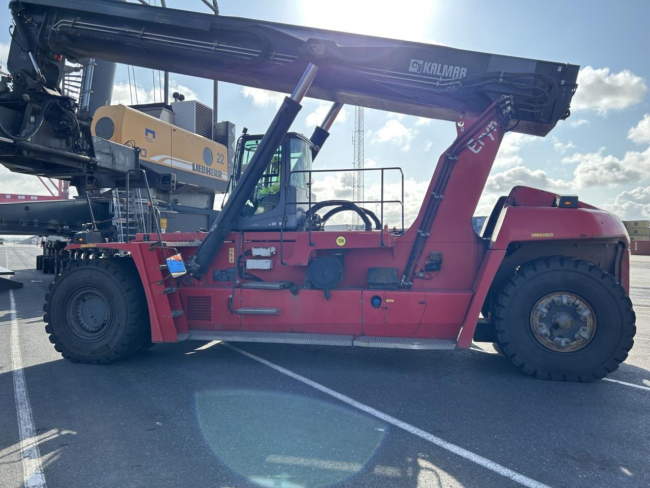 Kalmar DRG450-65S5 - Reachstacker porta contentores: foto 1 Kalmar DRG450-65S5 - Reachstacker porta contentores: foto 1