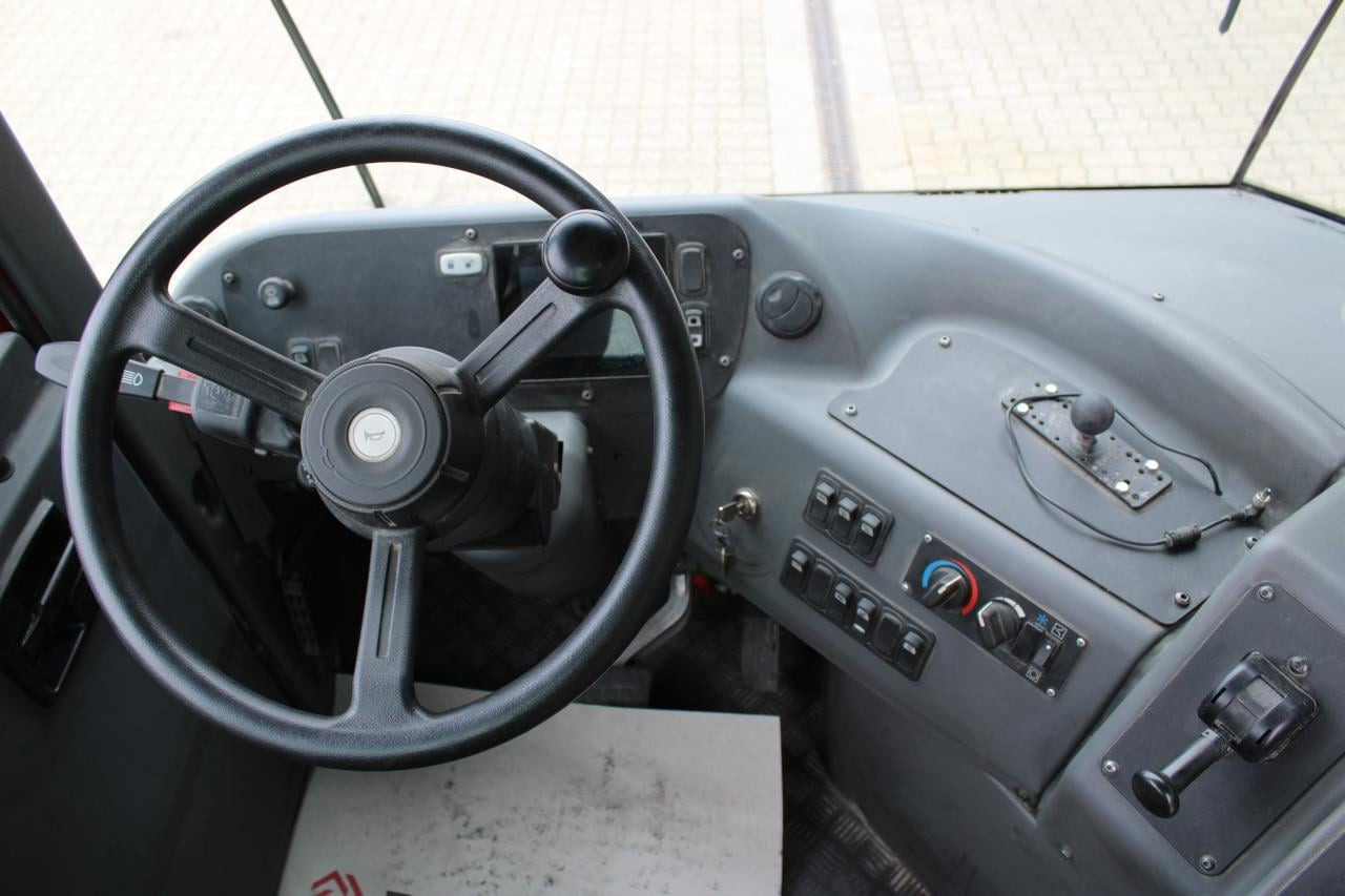 Kalmar T2I 4X2 - Tractor de terminal: foto 4 Kalmar T2I 4X2 - Tractor de terminal: foto 4