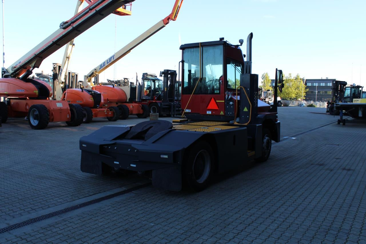 Kalmar T2I 4X2 - Tractor de terminal: foto 3 Kalmar T2I 4X2 - Tractor de terminal: foto 3