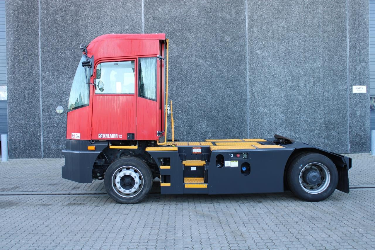Kalmar T2I 4X2 - Tractor de terminal: foto 1 Kalmar T2I 4X2 - Tractor de terminal: foto 1