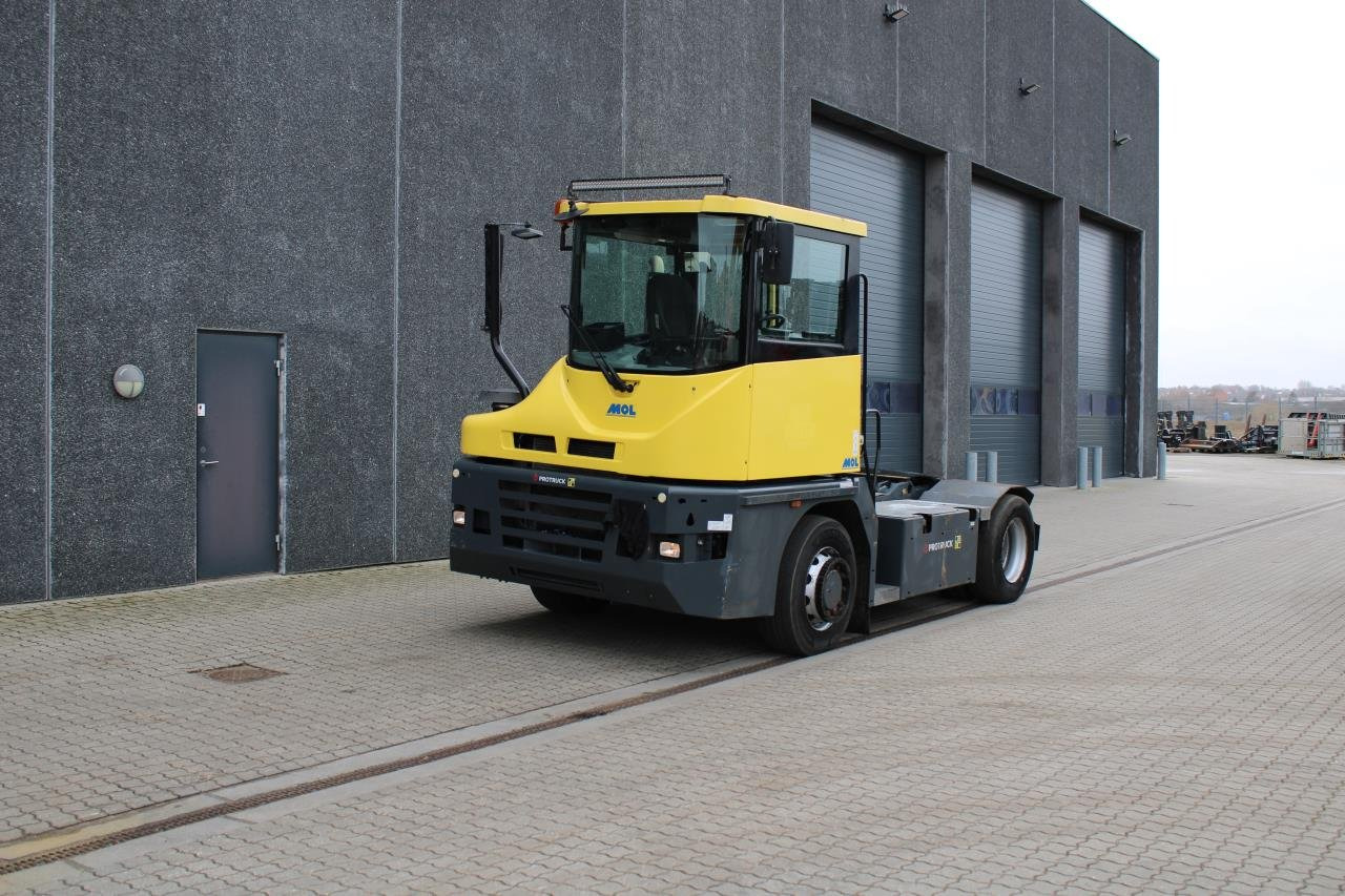 MOL RM255 4X4 - Tractor de terminal: foto 2 MOL RM255 4X4 - Tractor de terminal: foto 2