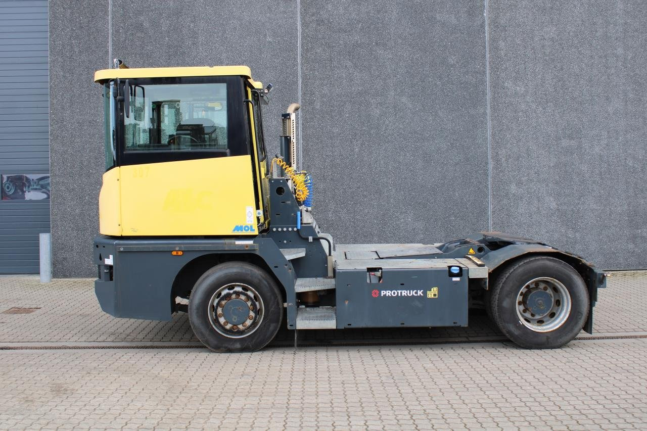 MOL RM255 4X4 - Tractor de terminal: foto 1 MOL RM255 4X4 - Tractor de terminal: foto 1