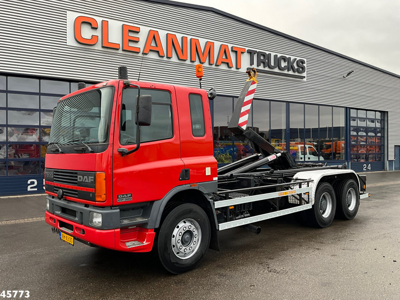 DAF FAT 75.320 6x4 Full steel Hiab 17 Ton haakarmsysteem Just 64.623 Km! - Camião polibenne: foto 1 DAF FAT 75.320 6x4 Full steel Hiab 17 Ton haakarmsysteem Just 64.623 Km! - Camião polibenne: foto 1