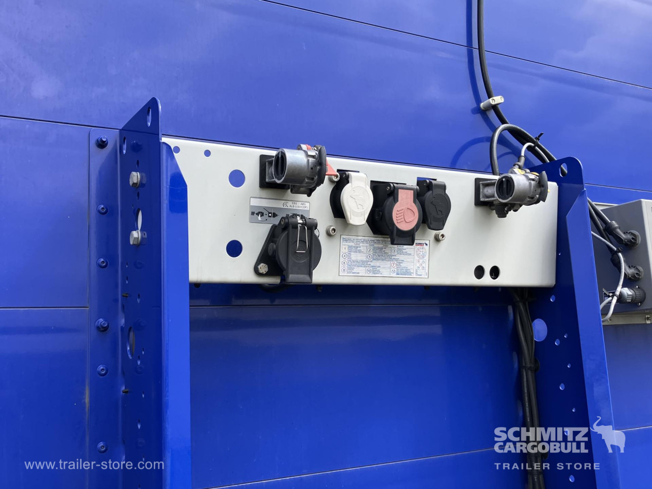 SCHMITZ Auflieger Curtainsider Standard - Semi-reboque de lona: foto 2 SCHMITZ Auflieger Curtainsider Standard - Semi-reboque de lona: foto 2