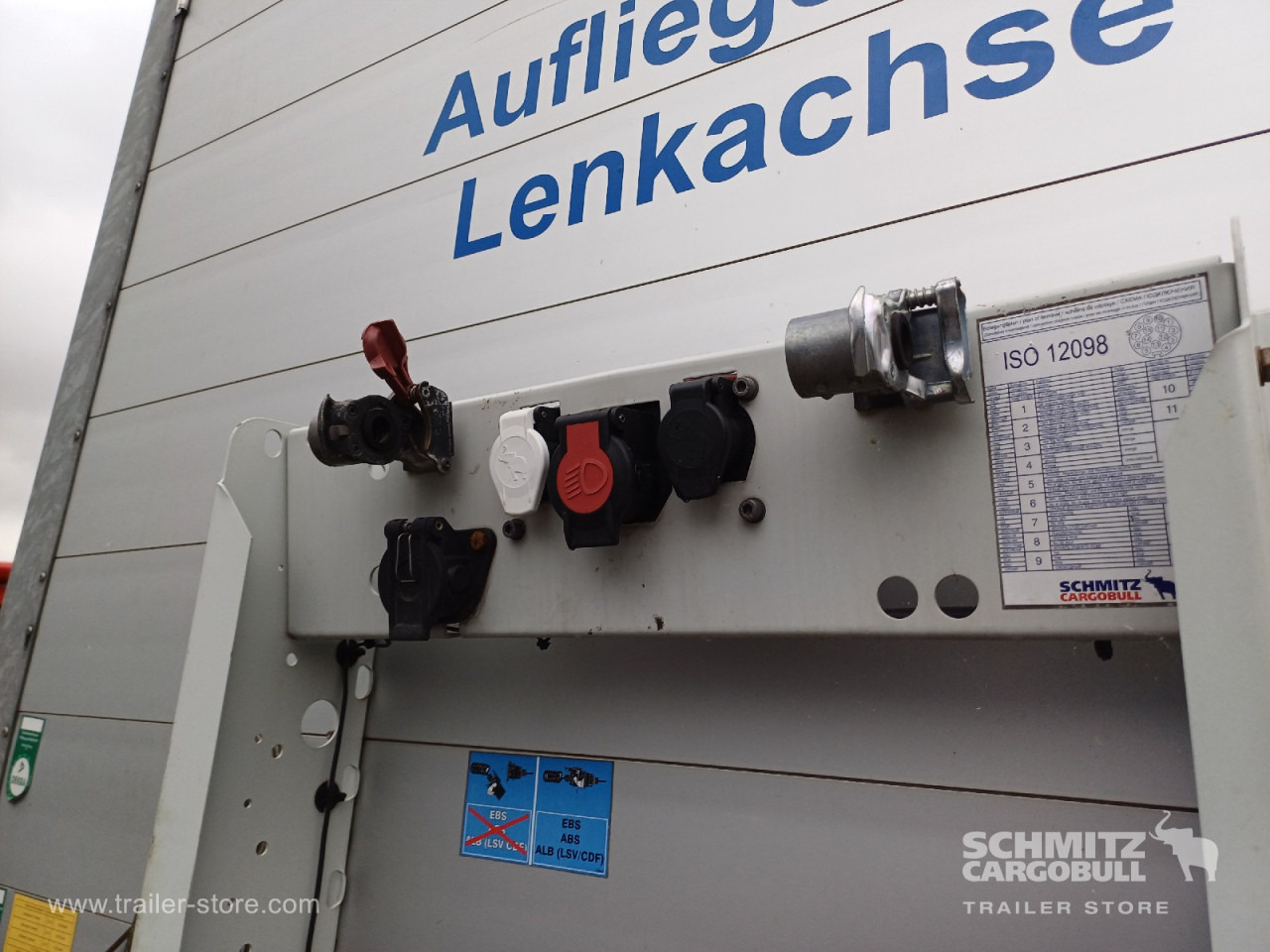 SCHMITZ Auflieger Curtainsider Standard Forklift holder - Semi-reboque de lona: foto 2 SCHMITZ Auflieger Curtainsider Standard Forklift holder - Semi-reboque de lona: foto 2