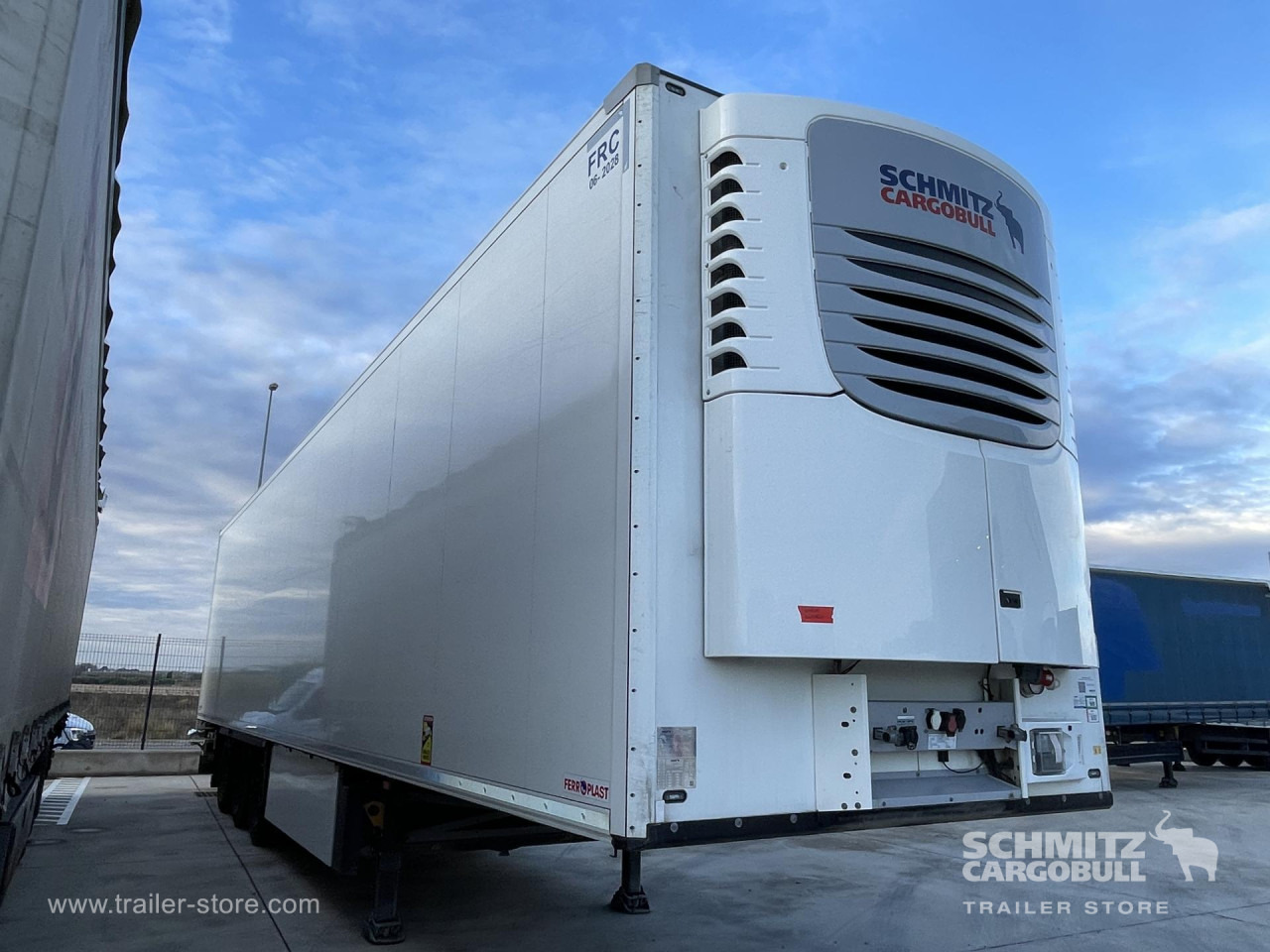SCHMITZ Semiremolque Frigo Standard - Semi-reboque isotérmico: foto 1 SCHMITZ Semiremolque Frigo Standard - Semi-reboque isotérmico: foto 1