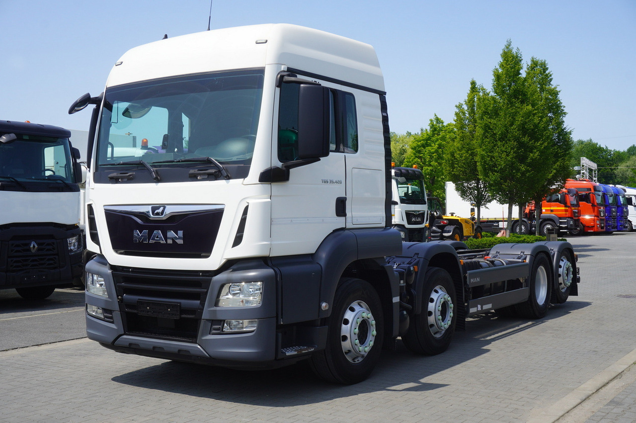 MAN TGS 35.420 8x2 / Chassis 6.4 m / 3 steered axles - Camião chassi: foto 2 MAN TGS 35.420 8x2 / Chassis 6.4 m / 3 steered axles - Camião chassi: foto 2