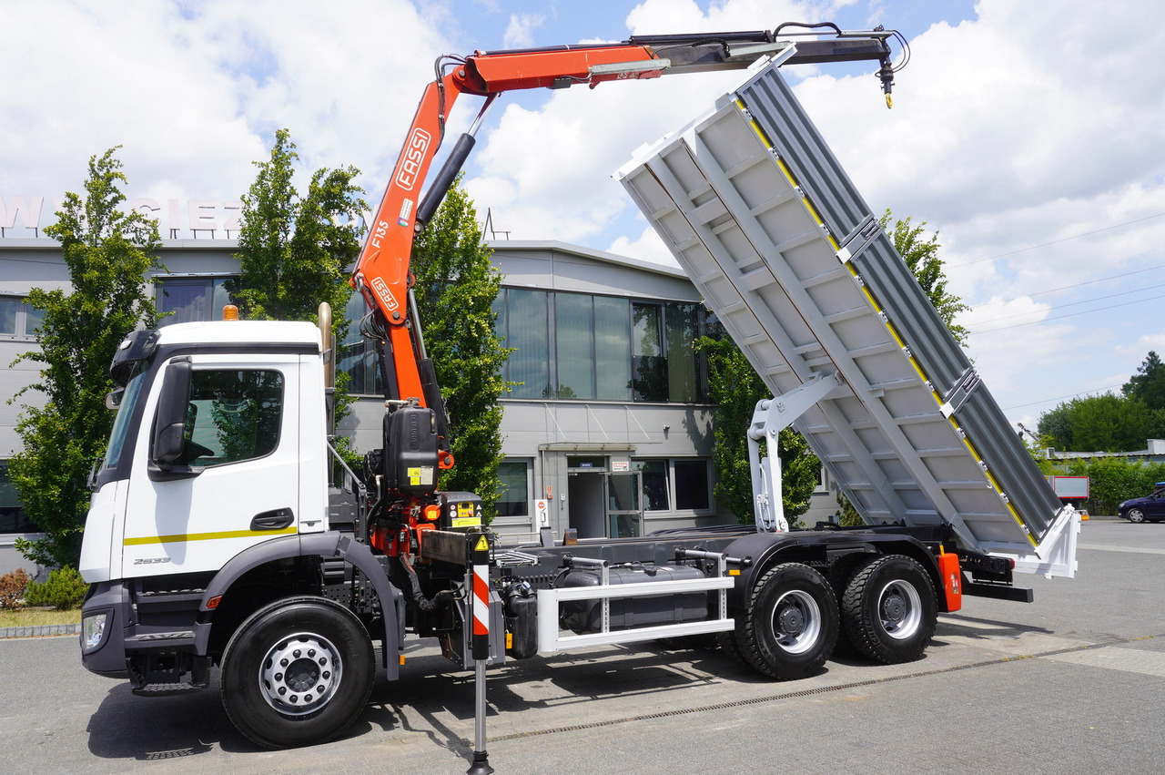MERCEDES-BENZ AROCS 2633 6x4 / 5.5 T crane FASSI F135 / Tipper 15 EPAL - Camião basculante, Camião grua: foto 5 MERCEDES-BENZ AROCS 2633 6x4 / 5.5 T crane FASSI F135 / Tipper 15 EPAL - Camião basculante, Camião grua: foto 5