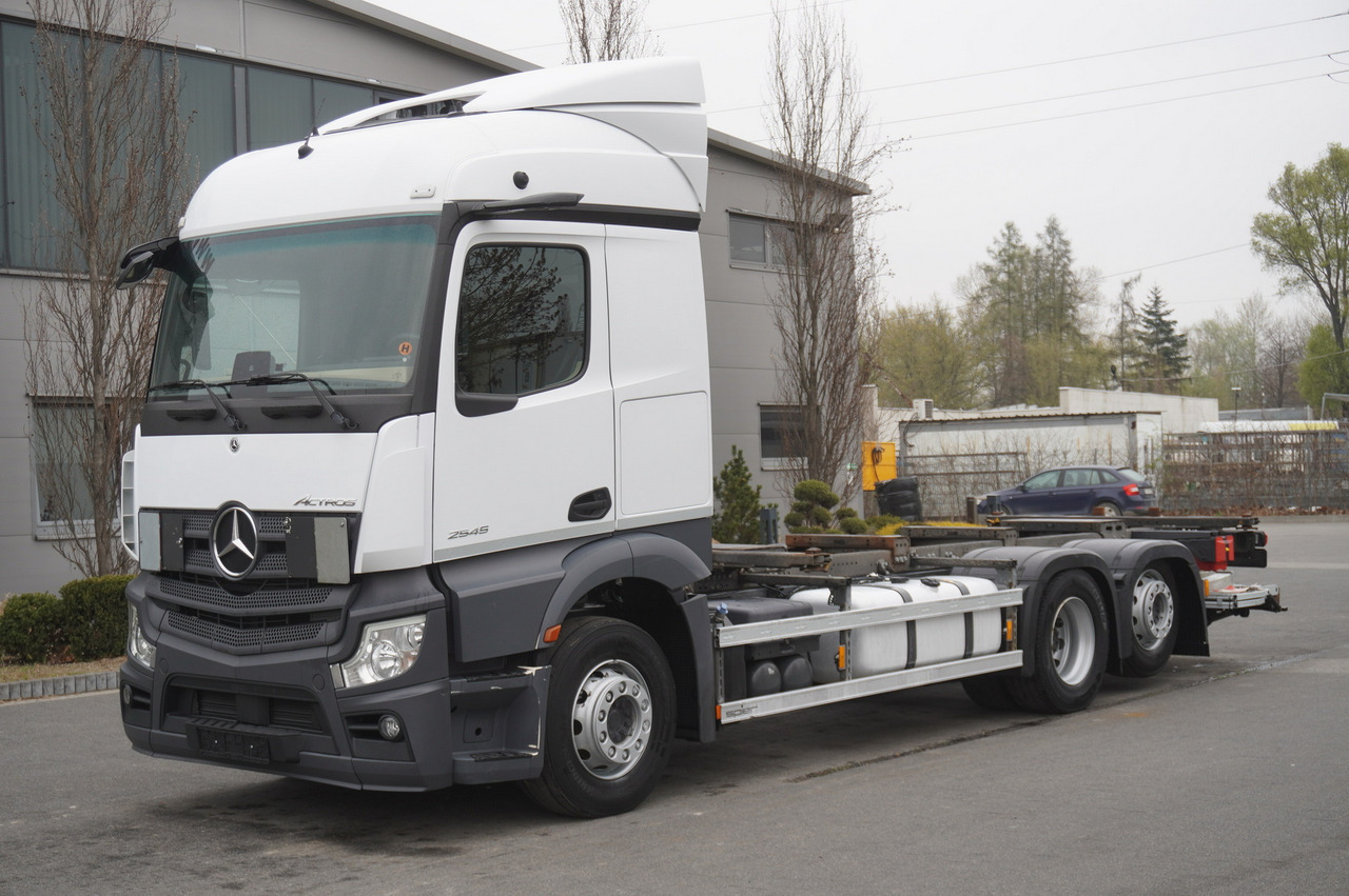Camião transportador de contêineres/ Caixa móvel MERCEDES-BENZ Actros 2545 6×2 MP5 / ADR / several units: foto 7
