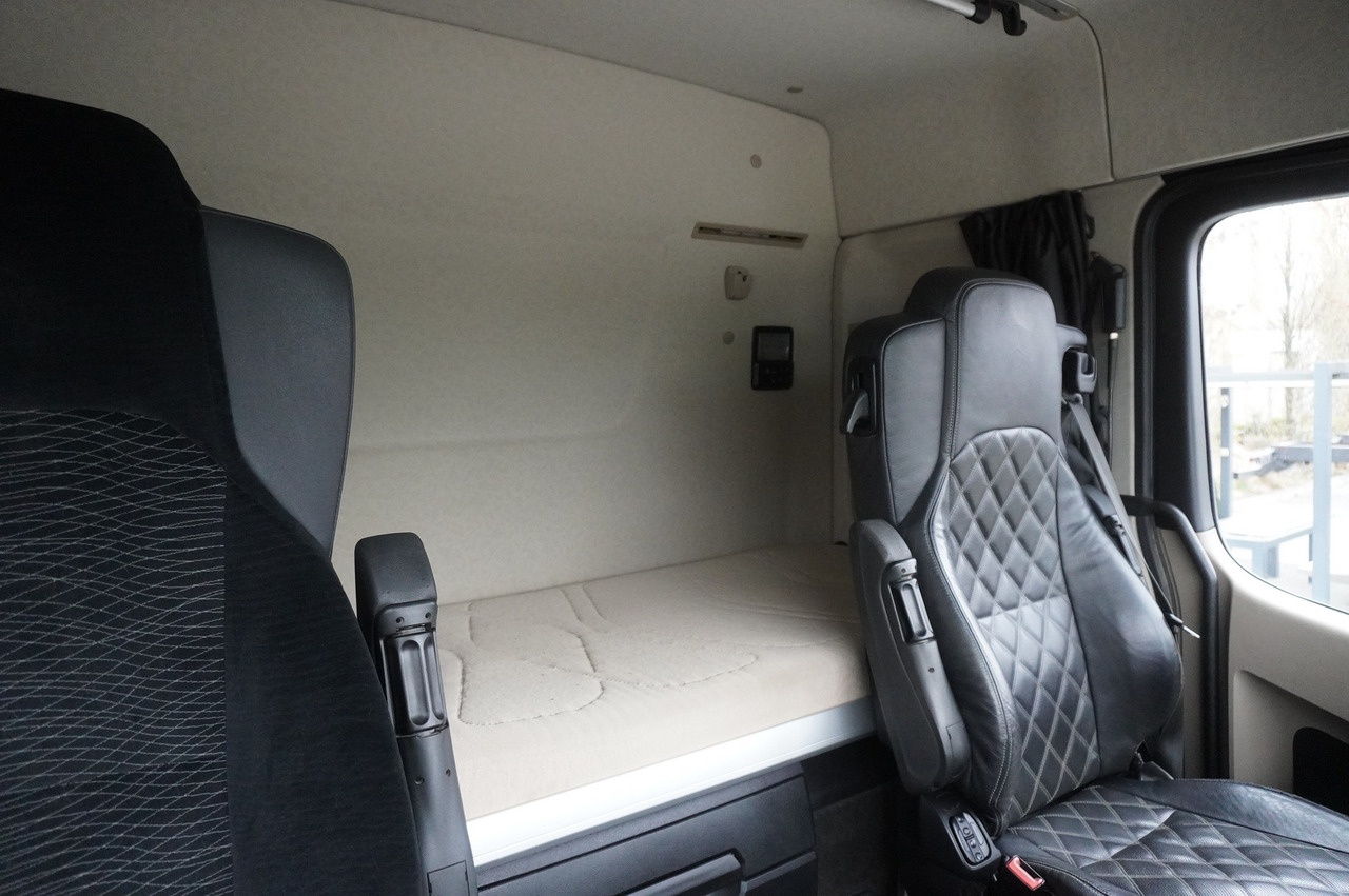 Camião de caixa aberta/ Plataforma MERCEDES-BENZ Actros 3563 8x4 / Tipper for grain 20 t load capacity: foto 34 Camião de caixa aberta/ Plataforma MERCEDES-BENZ Actros 3563 8x4 / Tipper for grain 20 t load capacity: foto 34