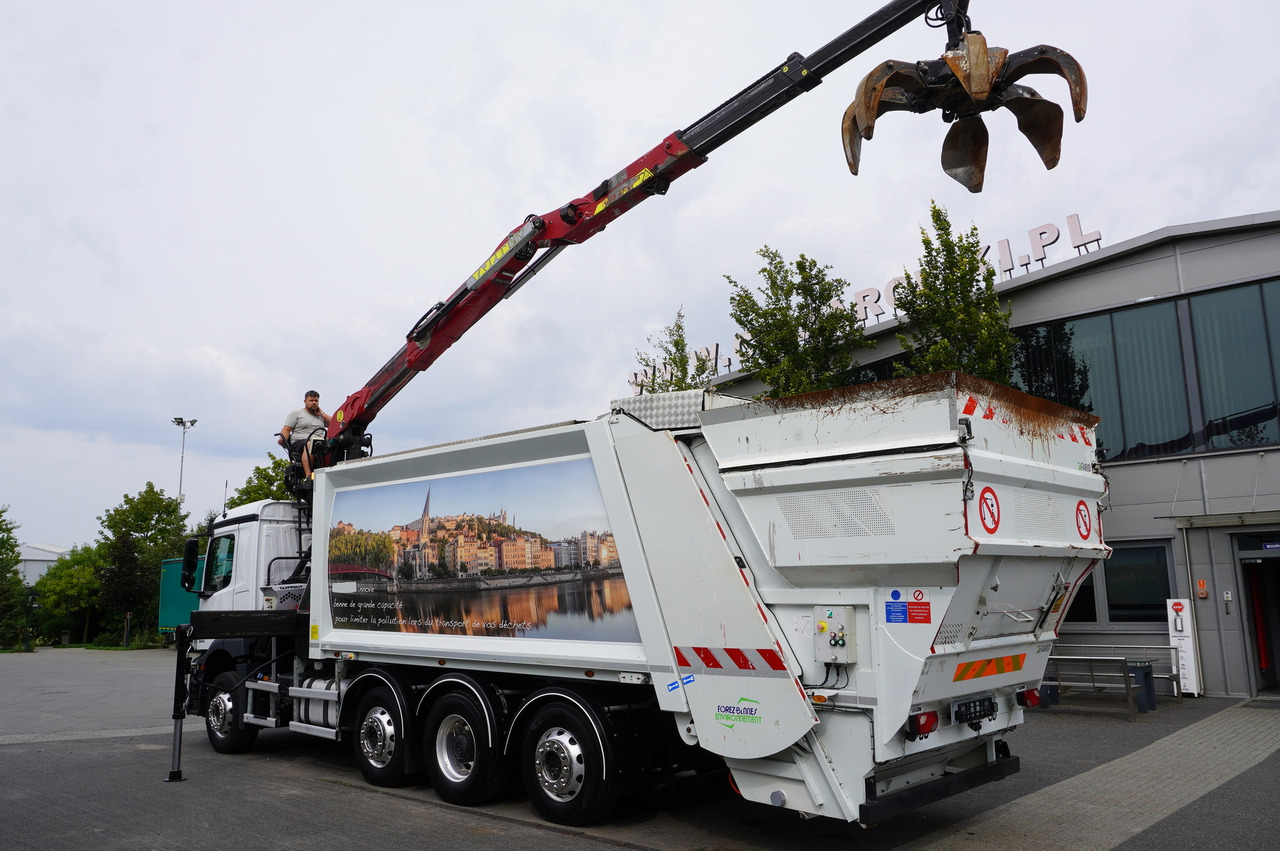 MERCEDES-BENZ Antos 3240 8x2 / Tajfun 5T crane / Farid Industries garbage truck/ 3 steered axles - Caminhão limpa fossa: foto 2 MERCEDES-BENZ Antos 3240 8x2 / Tajfun 5T crane / Farid Industries garbage truck/ 3 steered axles - Caminhão limpa fossa: foto 2