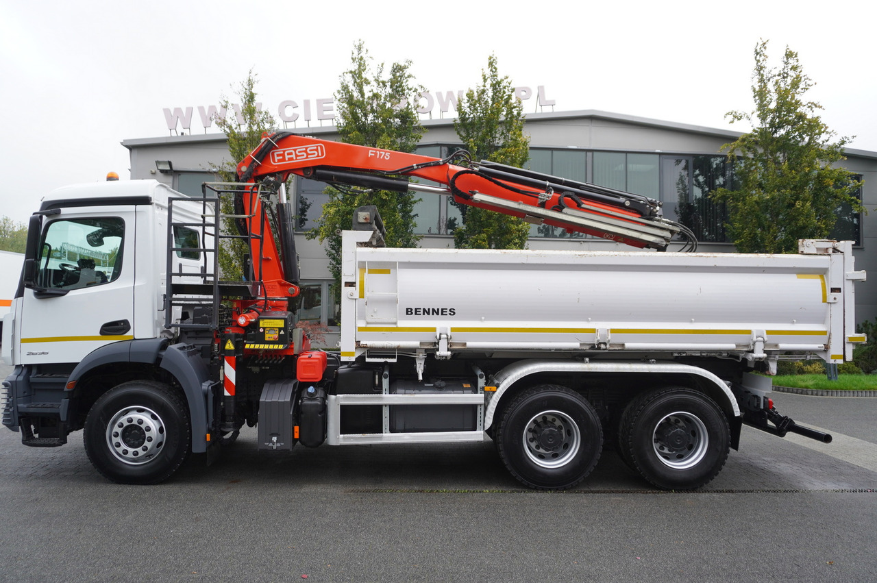 MERCEDES-BENZ Arocs 2636 6x4 / Fassi F175 / 7.7 t / 10 m / 2-side tipper / Bortmatic - Camião basculante, Camião grua: foto 3 MERCEDES-BENZ Arocs 2636 6x4 / Fassi F175 / 7.7 t / 10 m / 2-side tipper / Bortmatic - Camião basculante, Camião grua: foto 3