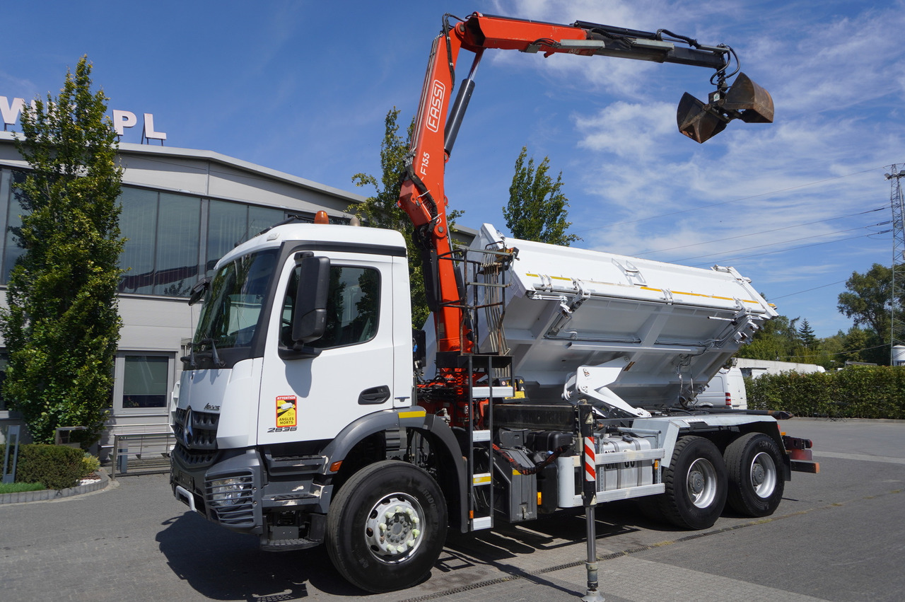 MERCEDES-BENZ Arocs 2636 / 6x4 / HDS Fassi / 3-Way Tipper / Bortmatic - Camião grua: foto 2 MERCEDES-BENZ Arocs 2636 / 6x4 / HDS Fassi / 3-Way Tipper / Bortmatic - Camião grua: foto 2