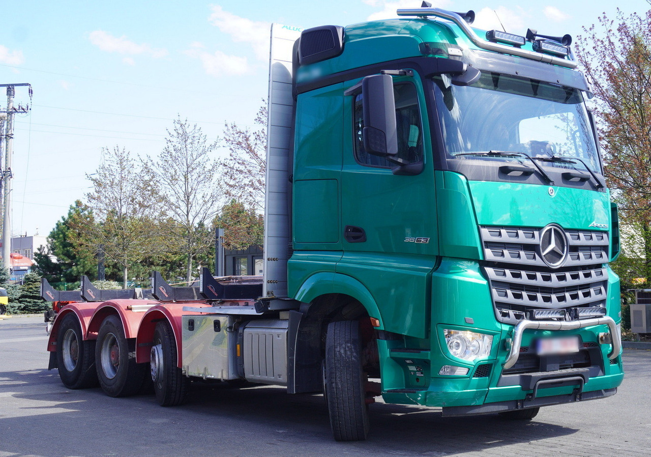 Mercedes-Benz Arocs 3563 8 × 4 / 630 HP / steered axle / Logging superstructure - Camião de transporte de madeira: foto 1 Mercedes-Benz Arocs 3563 8 × 4 / 630 HP / steered axle / Logging superstructure - Camião de transporte de madeira: foto 1