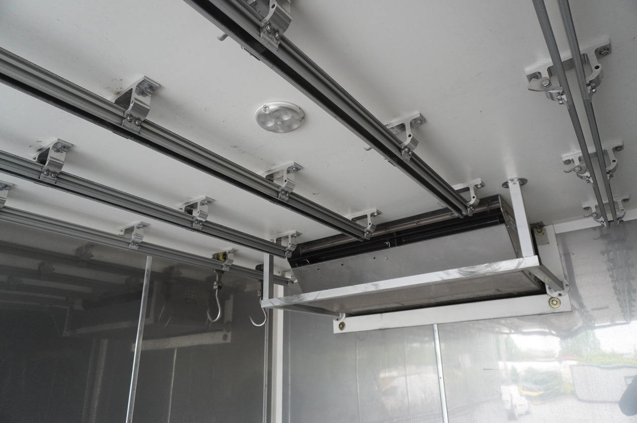 Camião frigorífico para transporte de carne RENAULT D13 / 140 tho km !!! / Meat hook refrigerator / Thermoking T800R / 2 units: foto 13
