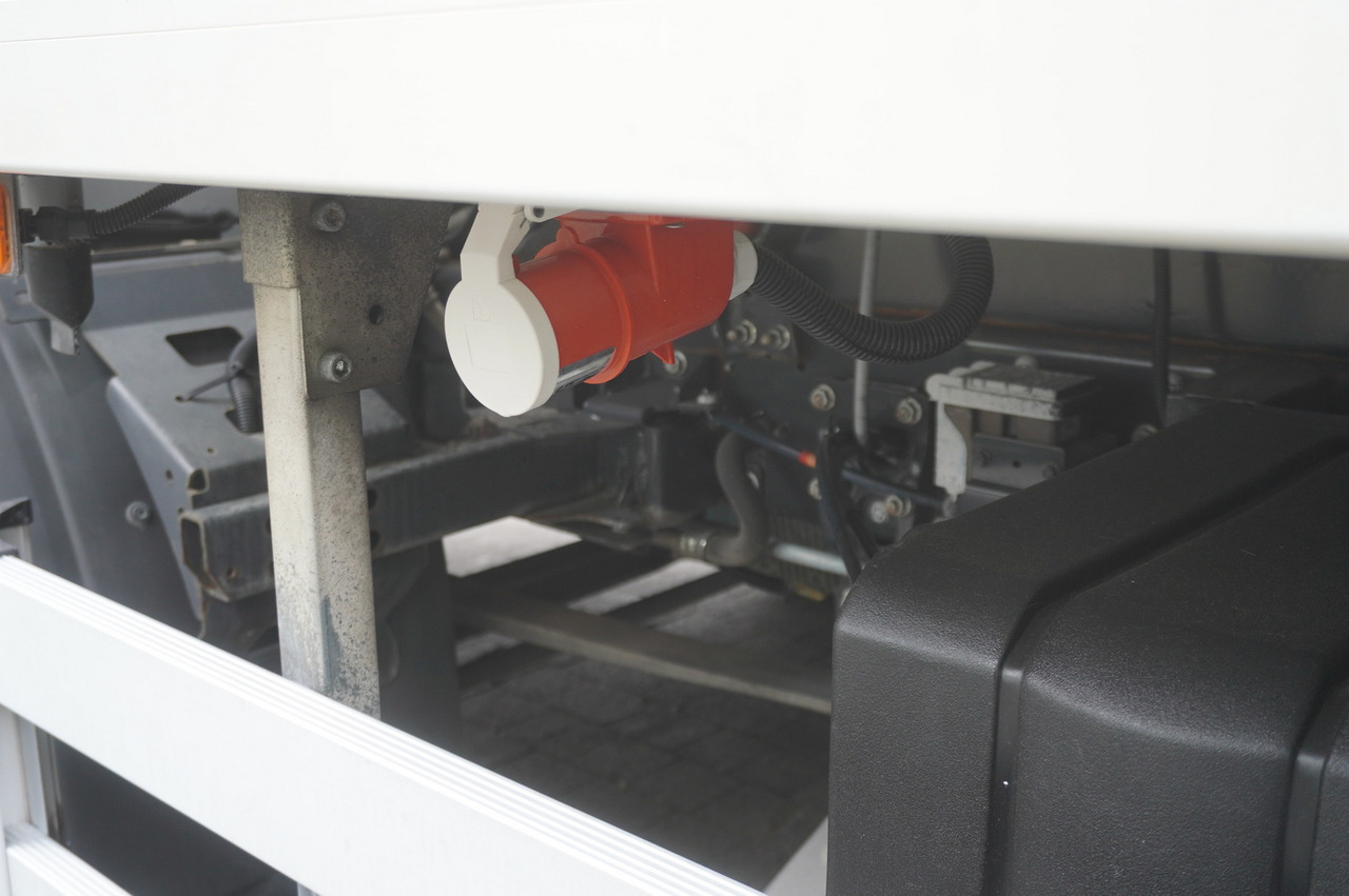 Camião frigorífico para transporte de carne RENAULT D13 / 140 tho km !!! / Meat hook refrigerator / Thermoking T800R / 2 units: foto 10