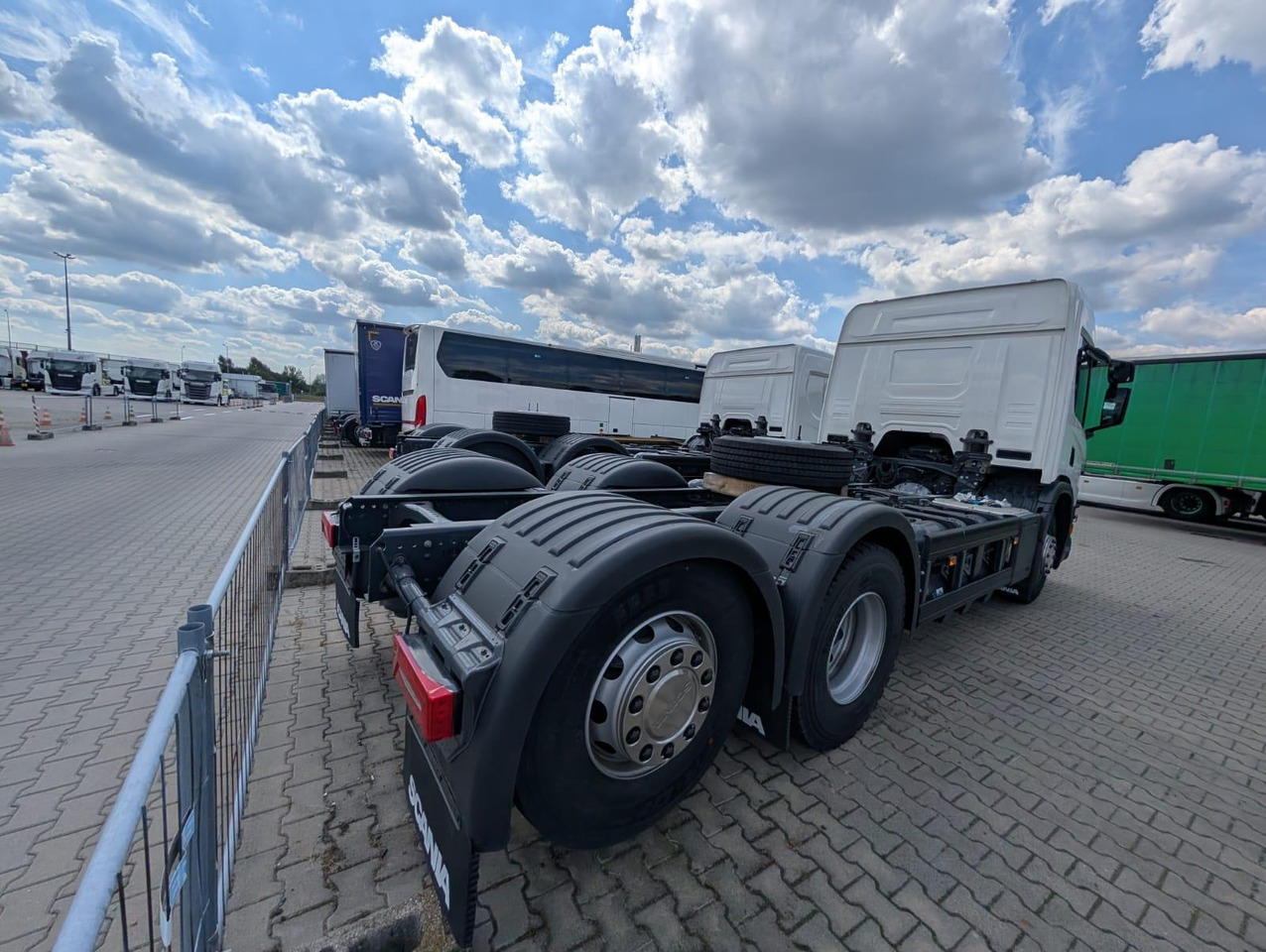 SCANIA P 340 B6x2*4NA / chassis frame / steering axle / CNG / large cab / 8 units - Camião chassi: foto 4 SCANIA P 340 B6x2*4NA / chassis frame / steering axle / CNG / large cab / 8 units - Camião chassi: foto 4