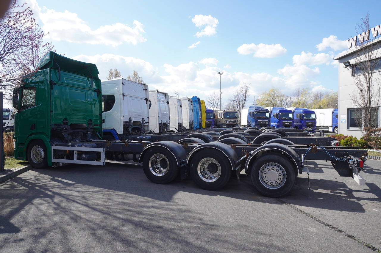 SCANIA R650 V8 / 650 HP/ frame 8.8 m / steered 4th axis / 20 units - Camião grua: foto 3 SCANIA R650 V8 / 650 HP/ frame 8.8 m / steered 4th axis / 20 units - Camião grua: foto 3